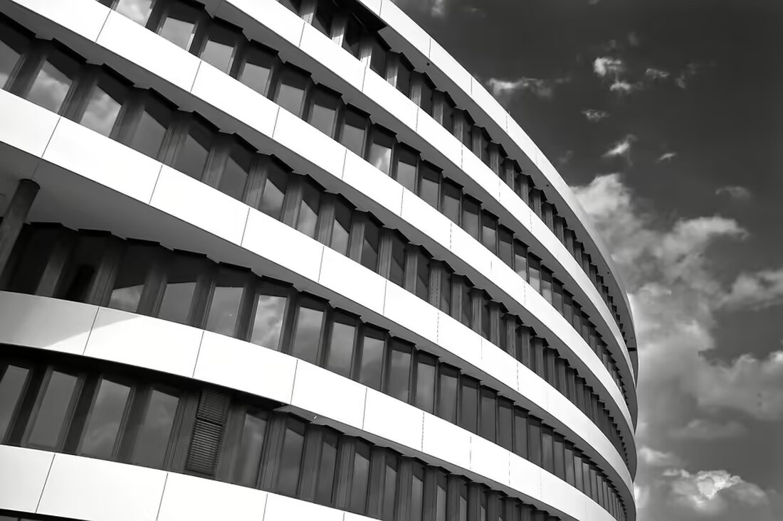 Am 7. November wurde die neue Polizei-Inspektion in Mauthausen feierlich eröffnet. Innenminister Karner und zahlreiche Ehrengäste hoben die Bedeutung für die regionale Sicherheit hervor.