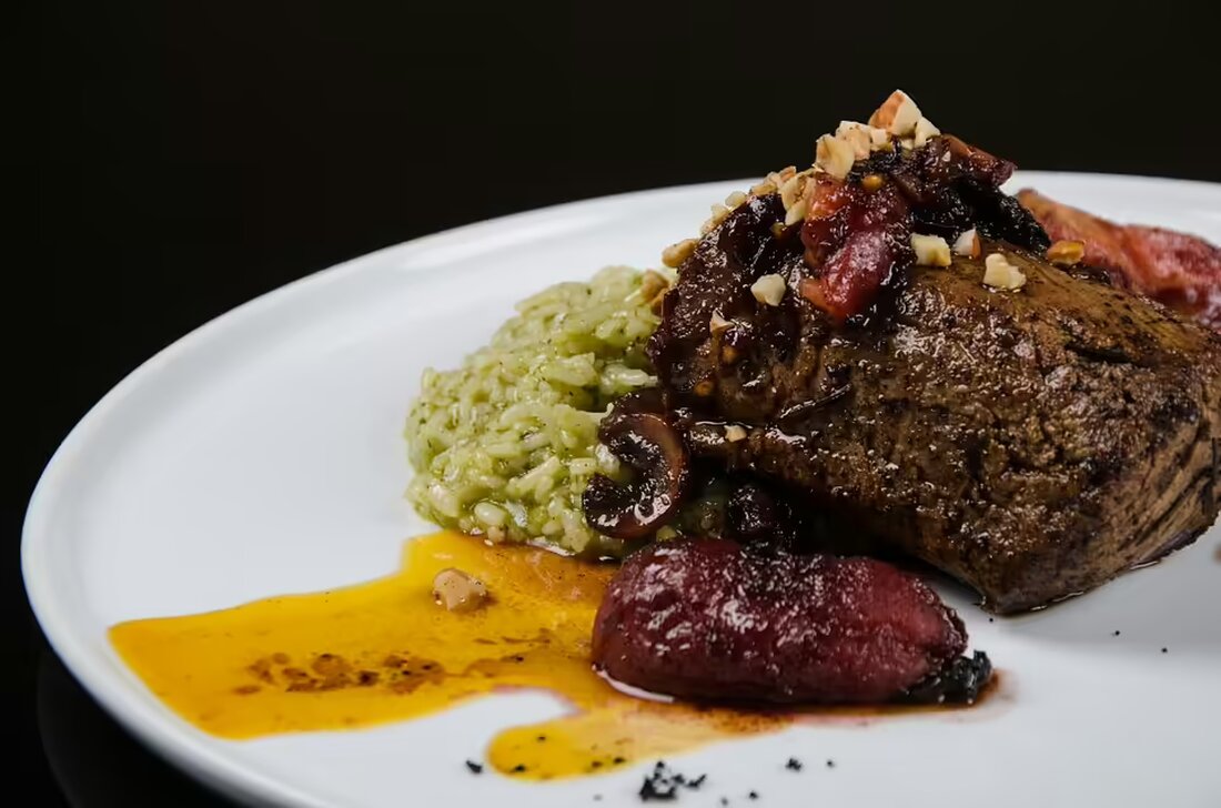 Ein Mann steht vor Gericht, beschuldigt der Zerstückelung eines Freundes. Er gesteht, stellt jedoch die albanische Mafia infrage. Prozesstermine fixiert – Urteil am 21. Januar erwartet.