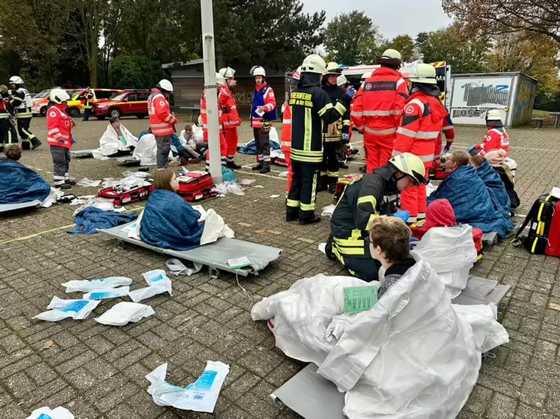 Die Feuerwehr Mülheim führte erfolgreich einen MANV-Großeinsatz durch, bei dem 250 Personen simulierte Verletzungen versorgten.
