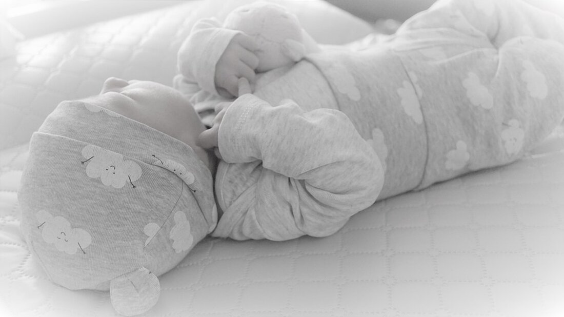 In Wien wurde eine Babyleiche im Abfall gefunden. Die Mutter steht unter dringendem Tatverdacht, nachdem das Neugeborene aus einer Klinik verschwunden war. Ermittlungen laufen.