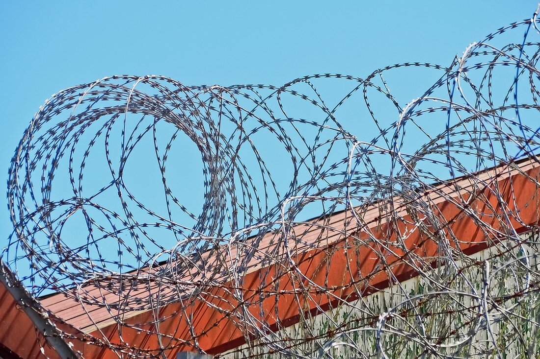 NATO verstärkt seine Präsenz in der Ostsee nach mutmaßlichem Sabotageakt an Unterwasserkabeln. Estland und Finnland ergreifen Maßnahmen zum Schutz kritischer Infrastruktur.
