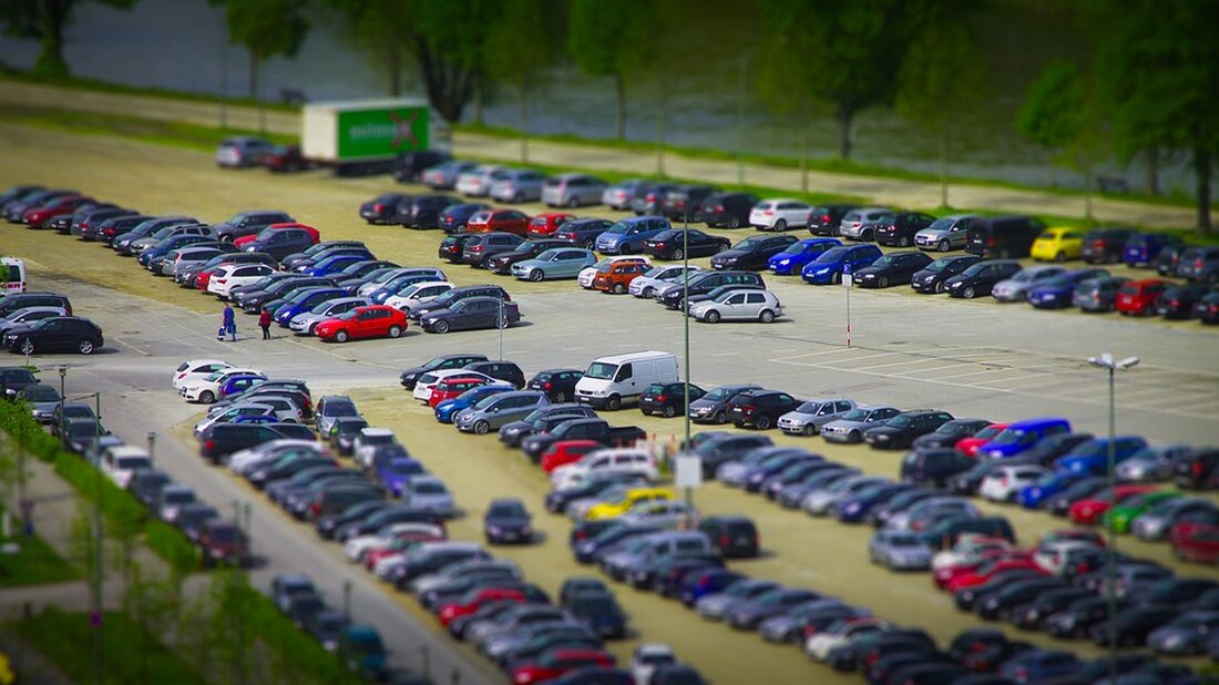 In Rohrbach entstehen 12 neue Parkplätze zwischen den Wohnanlagen Seepark und Birkensiedlung, gesäumt von Ulmen. Die Maßnahme soll Besuchern helfen, Parkplatzengpässe zu vermeiden.