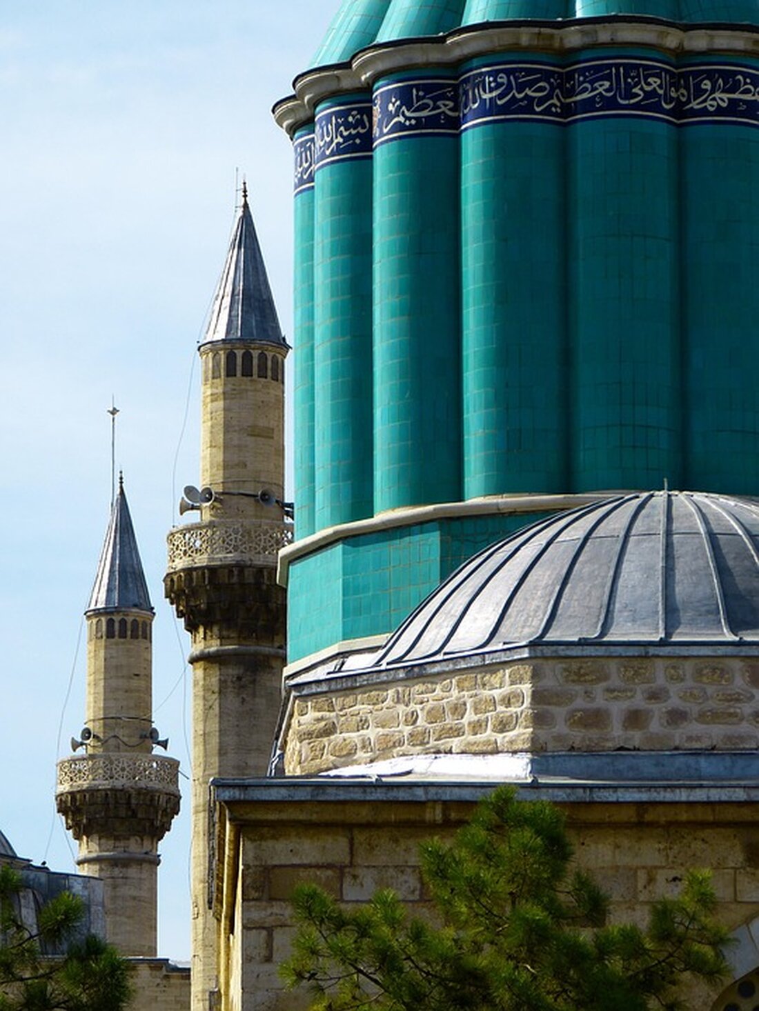 Russland und die Ukraine beginnen in Istanbul neue Friedensgespräche, während Trump Moskau eine 50-tägige Frist für einen Waffenstillstand setzt. Spannungen bleiben hoch, Fortschritte ungewiss.