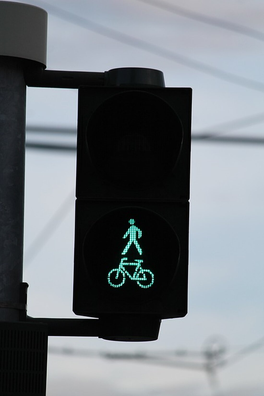 In der Bernardgasse regeln jetzt Kinder den Verkehr dank neuer Verkehrsregeln. Die Straße wurde zur verkehrsberuhigten Wohnstraße umgestaltet – ein Schritt für mehr Sicherheit und Lebensqualität.