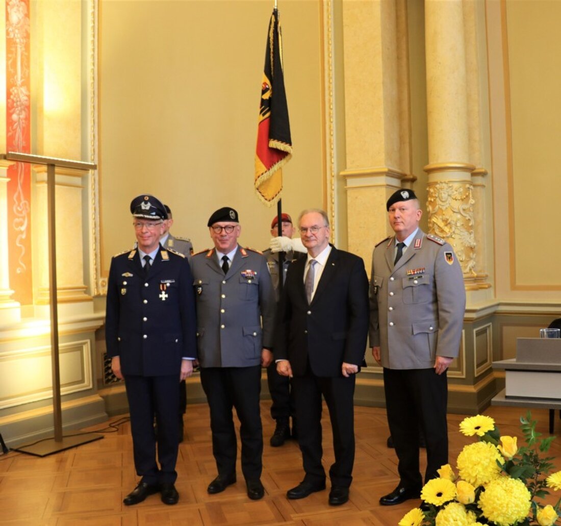 Beim Kommandowechsel des Landeskommandos Sachsen-Anhalt übergibt Oberst Albers an Oberst Alme in feierlicher Zeremonie in Magdeburg.