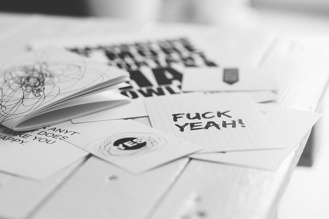 Feldkirchner Schüler gestalten stolz ihr neues Schullogo „Schule mit Weitblick“. In kreativer Zusammenarbeit mit Designerin Kathrin Bernold wurde die Identität der Schulen eindrucksvoll visualisiert.