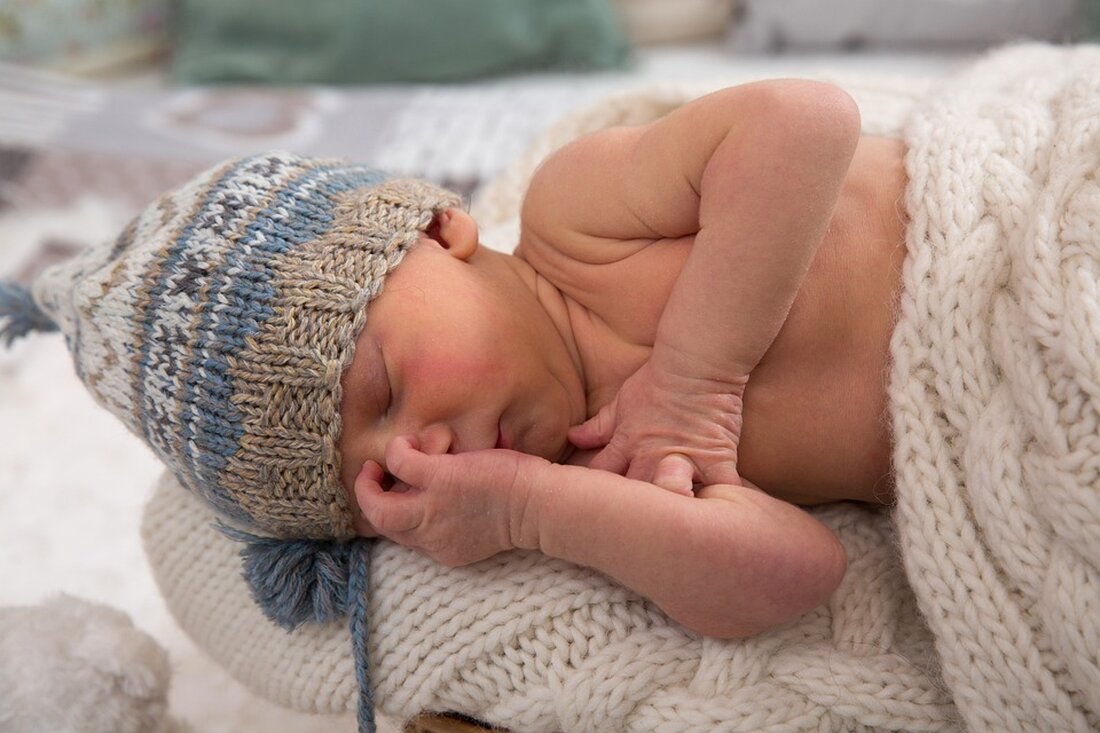 Ein neugeborenes Baby ist aus einer Wiener Klinik verschwunden. Die Polizei untersucht den Vorfall, erste Hinweise führen zu einem Mistkübel. Mehr Informationen im Artikel.