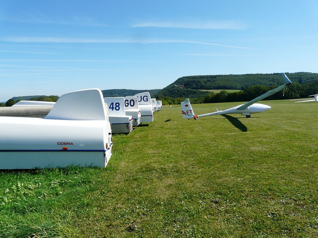 Ein Segelflieger musste am 22. November 2024 in Bad Dürkheim aufgrund starker Windböen auf einer Pferdekoppel notlanden. Der Pilot blieb bis auf eine leichte Verletzung unverletzt.