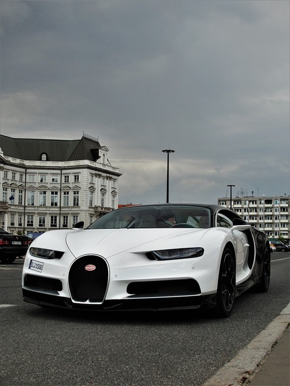 Entdecken Sie die Österreich-Premiere des Bugatti Tourbillon in Wien, begleitet von Geschäftsführer Hendrik Malinowski. Ein Meilenstein für Luxus-Hypercars und Zeitlosigkeit.