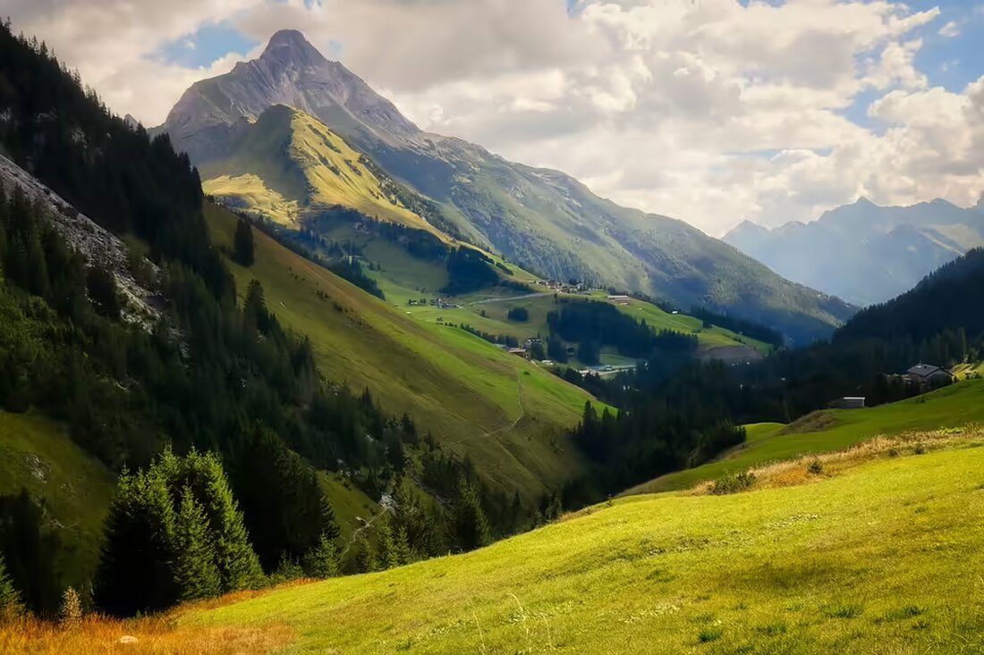 In St. Pölten startet die Countdown-Phase zur U20-WM: Trainer Pinter und Sportdirektor Bader betonen die Bedeutung des Teamcamps gegen Norwegen, Dänemark und Lettland für die Vorbereitung.