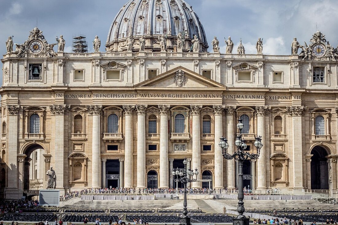 Papst Leo XIV ruft in seiner ersten Ansprache im Vatikan zum Frieden in der Ukraine und im Gaza-Streifen auf und betont: „Nie wieder Krieg!“. Begleitet von Tausenden in St. Peter's Platz.