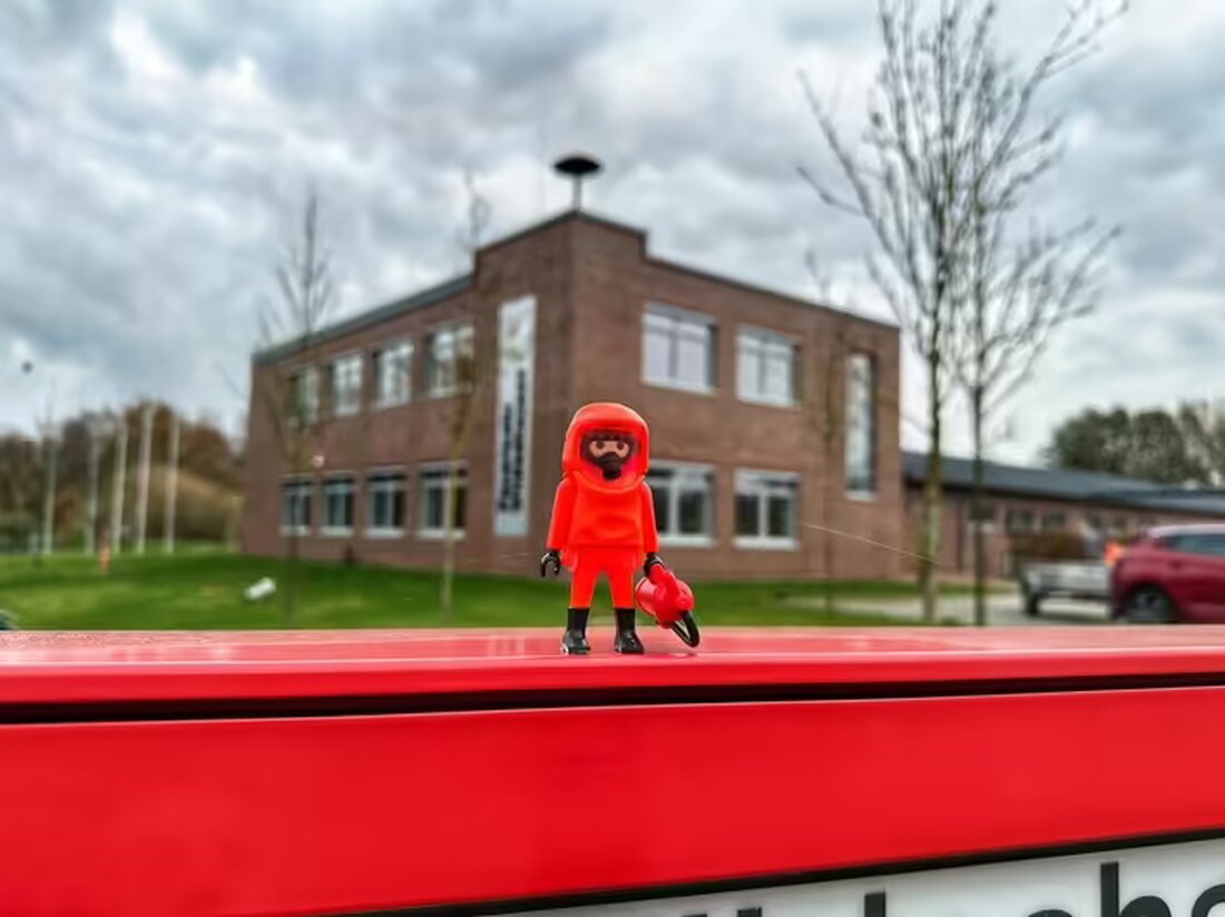 In Wildeshausen erobern Playmobil-Figuren die Feuerwehr: Niedliche Überraschungen an Ampeln und auf dem Parkplatz zeigen Kreativität und Humor.