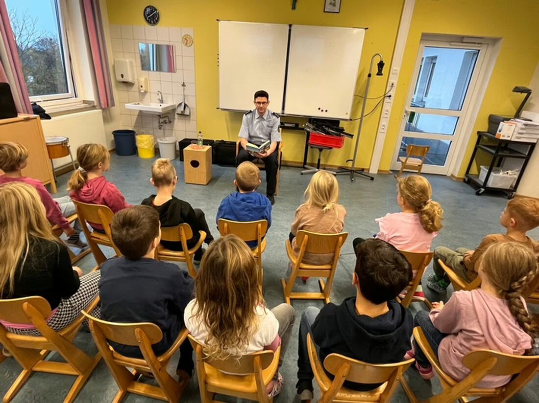 Die Polizei Paderborn engagiert sich beim Vorlesetag, um Lesefreude zu fördern und Barrieren abzubauen. Beamte lesen in Schulen.