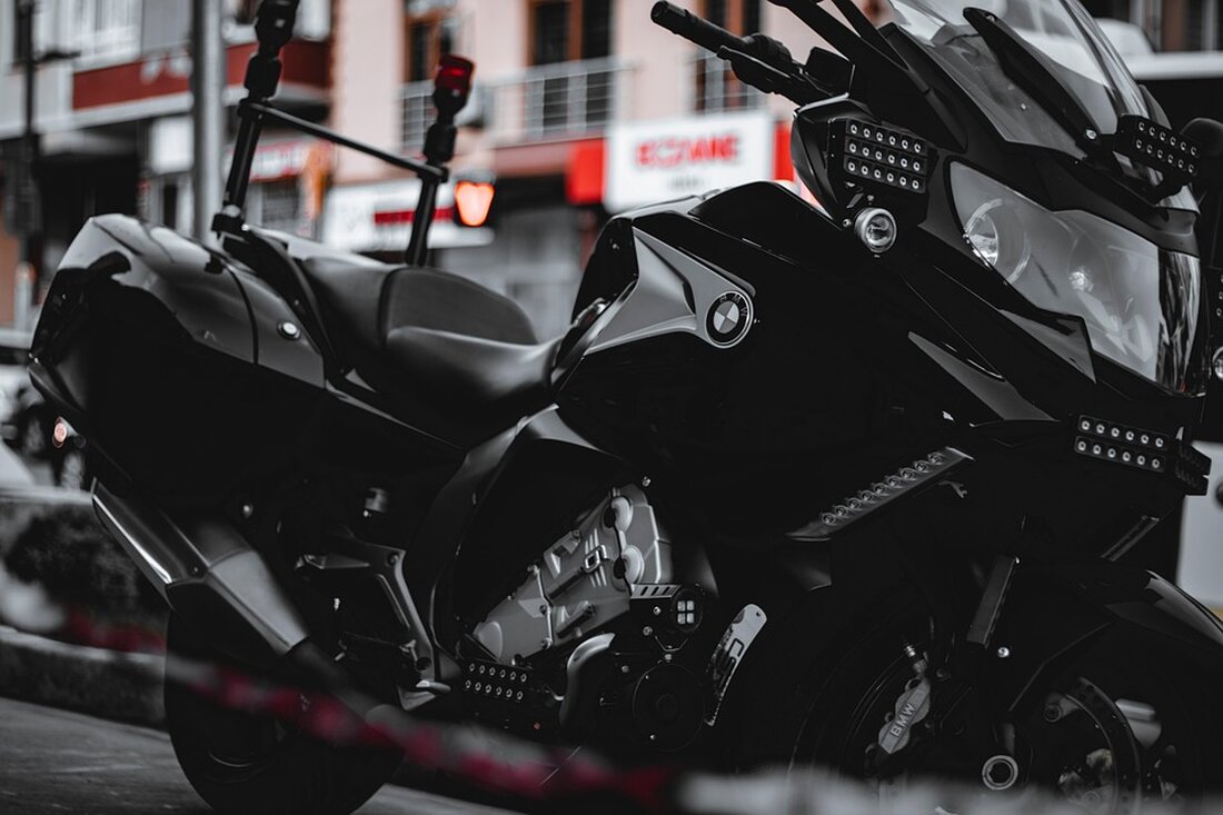 In Kenia feiern Tausende den Jahrestag der Proteste gegen die Regierung. Die Polizei setzt Tränengas und Wasserwerfer ein, während die Bevölkerung in Nairobi und Mombasa demonstriert.