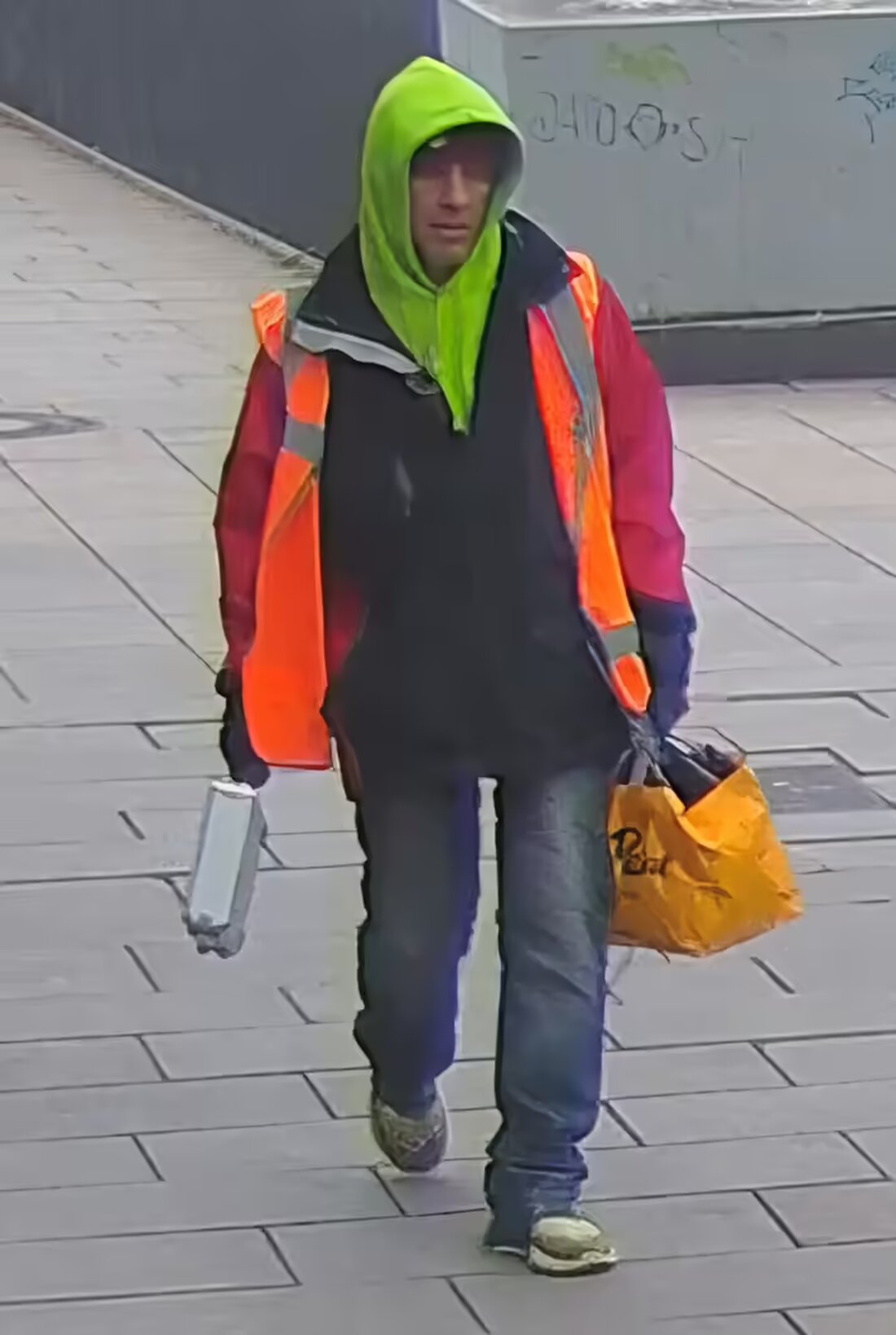 Die Erfurter Polizei sucht nach einem Einbrecher, der bei einem Vorfall im April 2024 wertvolle Gegenstände stahl. Hinweise erbeten.