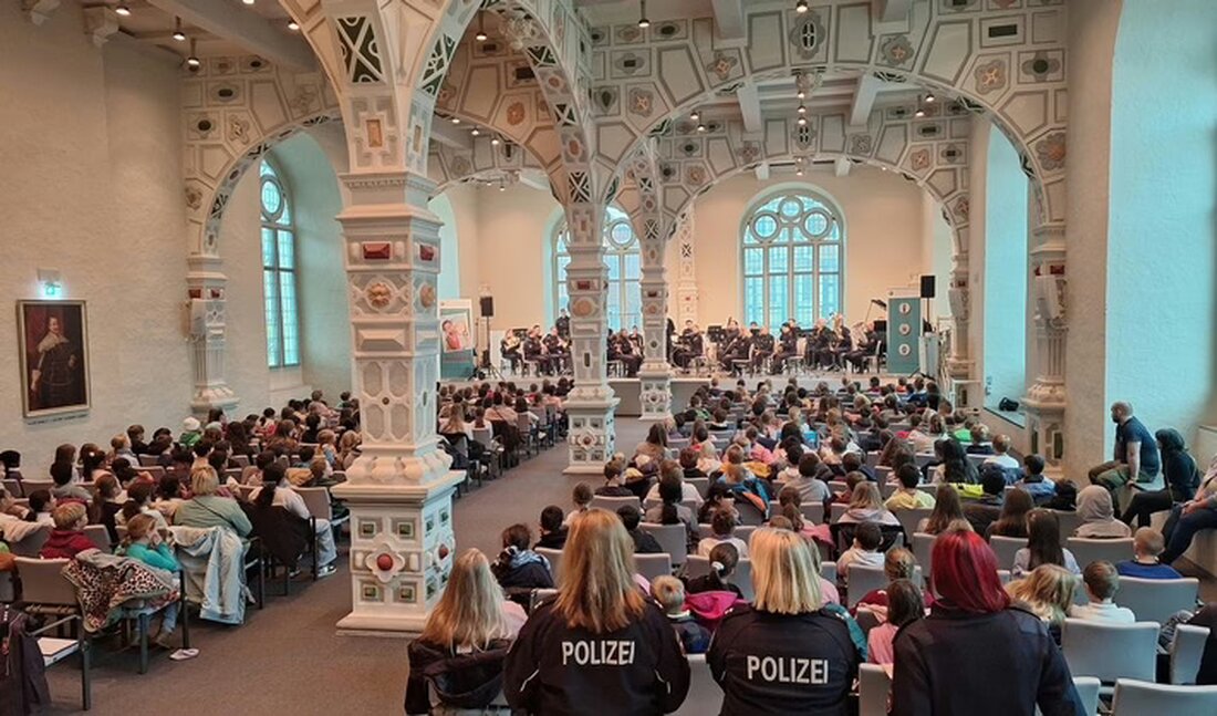 Das Polizeiorchester Niedersachsen präsentierte am 12.11.2024 in Helmstedt das Präventionsstück "Namene" für Grundschüler, thematisierend Mobbing und Zusammenhalt.