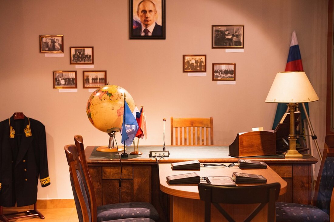 Putin lobt den künftigen US-Präsidenten Trump als „intelligent“ und „erfahren“ und äußert Hoffnungen auf Lösungen im Ukraine-Konflikt. Biden wird für seine Entscheidungen kritisiert.