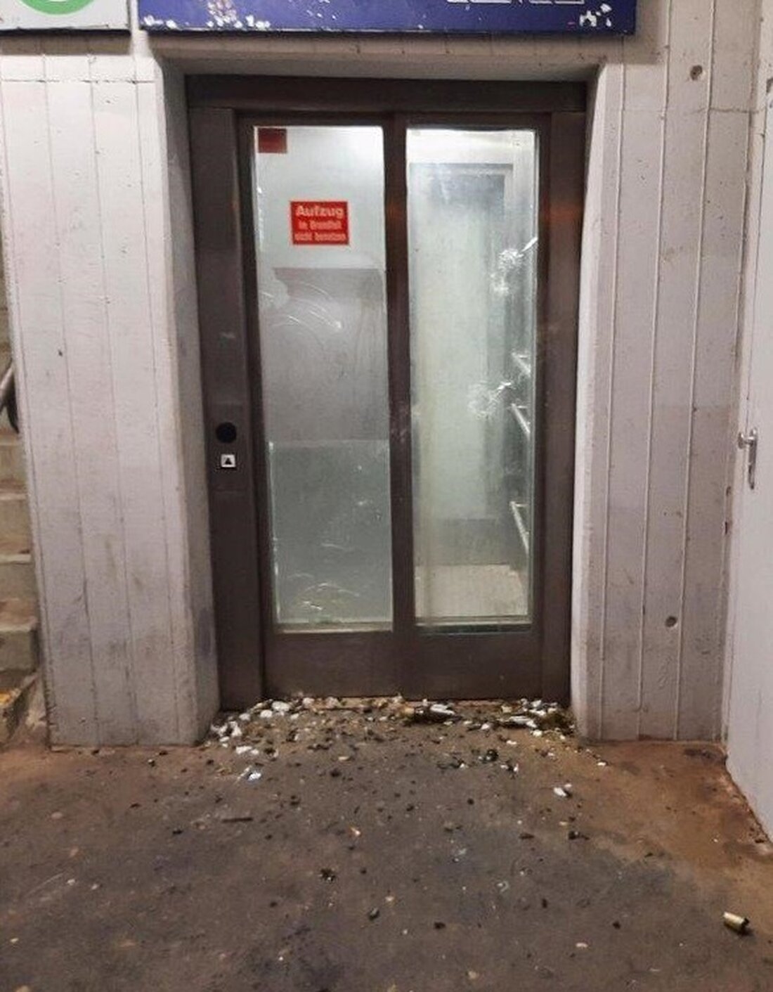 Ein 20-Jähriger verletzt sich beim Randalieren mit Glasflaschen am Aufzug in Gröbers. Strafanzeige wegen Sachbeschädigung folgt.