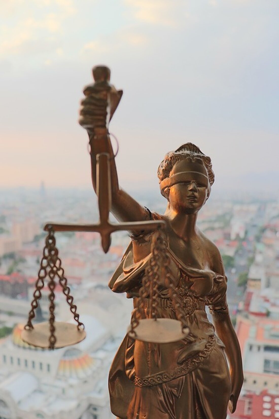 Weihnachten am Arbeitsplatz: Erfahren Sie, welche Deko erlaubt ist, wie Sie Versicherungsschutz bei Feiern sichern und was bei Nebenjobs in der Adventszeit zu beachten ist.