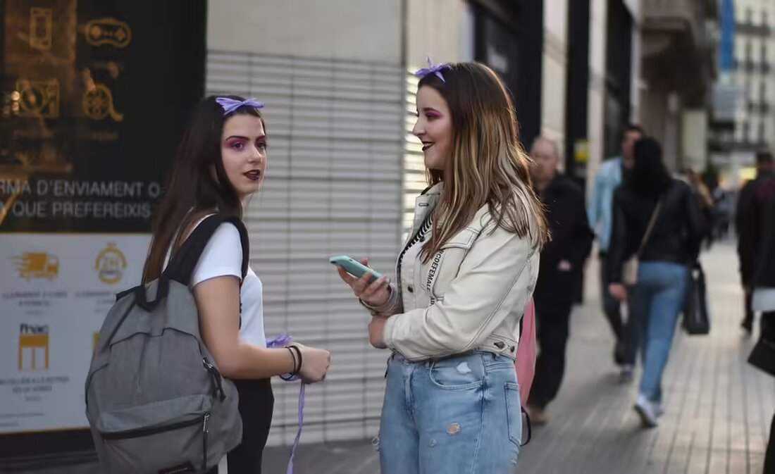 Freitag in der Steiermark: Ein Ölaustritt und eine Bombendrohung sorgen für Aufregung, während Michelle Kaufmann vom Pattererhof Kindern und Erwachsenen Respekt vor Tieren vermittelt.