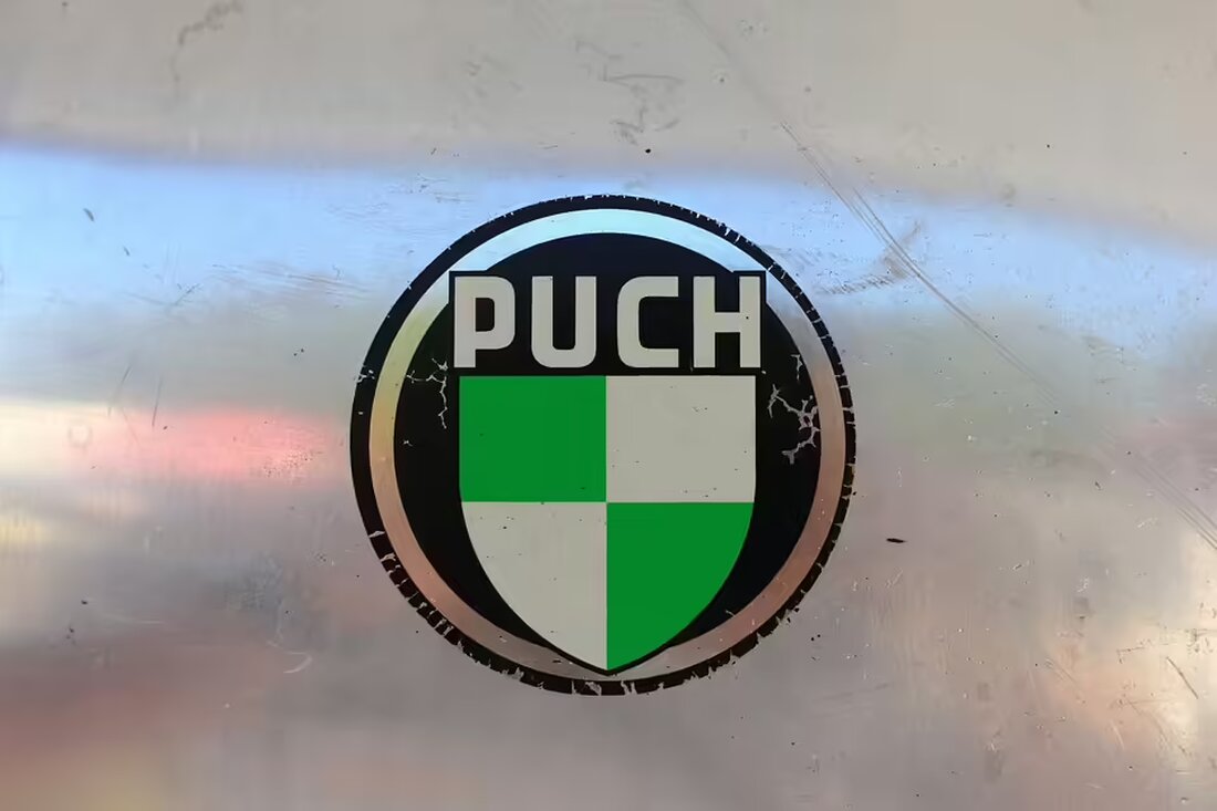 Eine 28-jährige Frau rettete ihren schlafenden Schwiegergroßvater aus einem brennenden Wohnhaus in Puch bei Weiz. Der 78-Jährige wurde mit Verdacht auf Rauchgasvergiftung ins Krankenhaus gebracht.