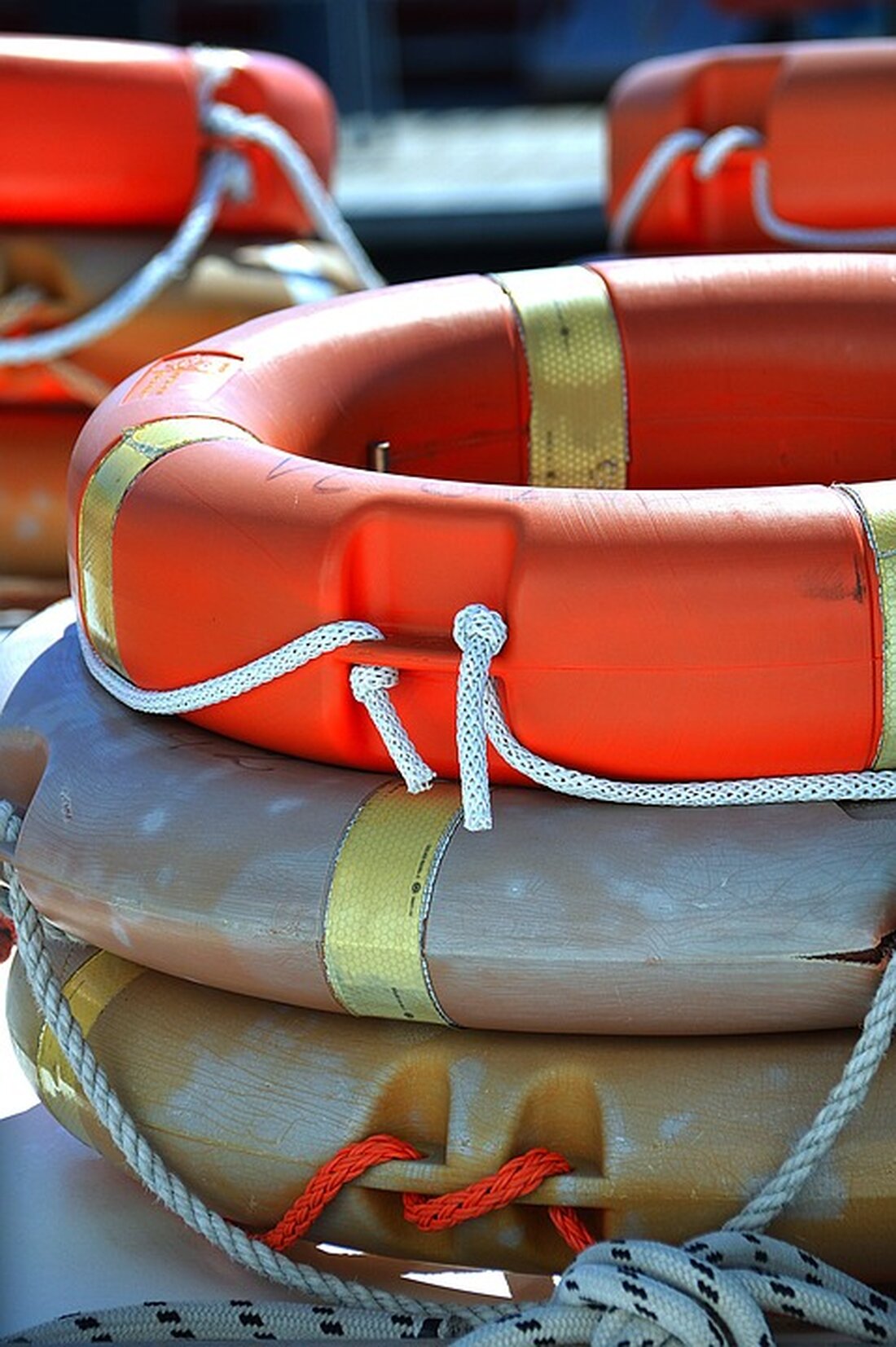 Erleben Sie die rauschende Ballnacht des BRG WIKU im Grazer Congress! Unter dem Motto "Baywatch" feierten Hunderte begeisterte Balltiger mit Rettungsschwimmern – ein unvergessliches Event!