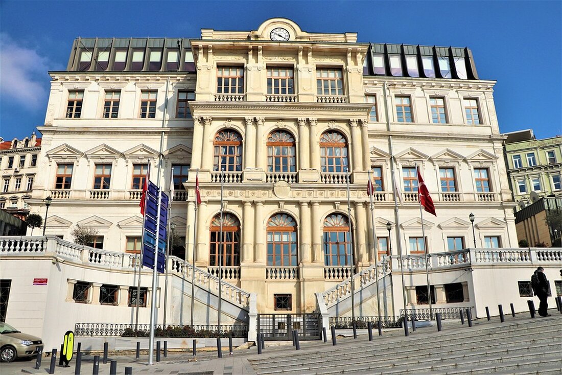 Die Tiroler Landesregierung unterstützt den Bezirk Reutte mit 3,3 Millionen Euro aus dem Gemeindeausgleichsfonds. Erfahren Sie mehr über diese wichtige Fördermaßnahme.