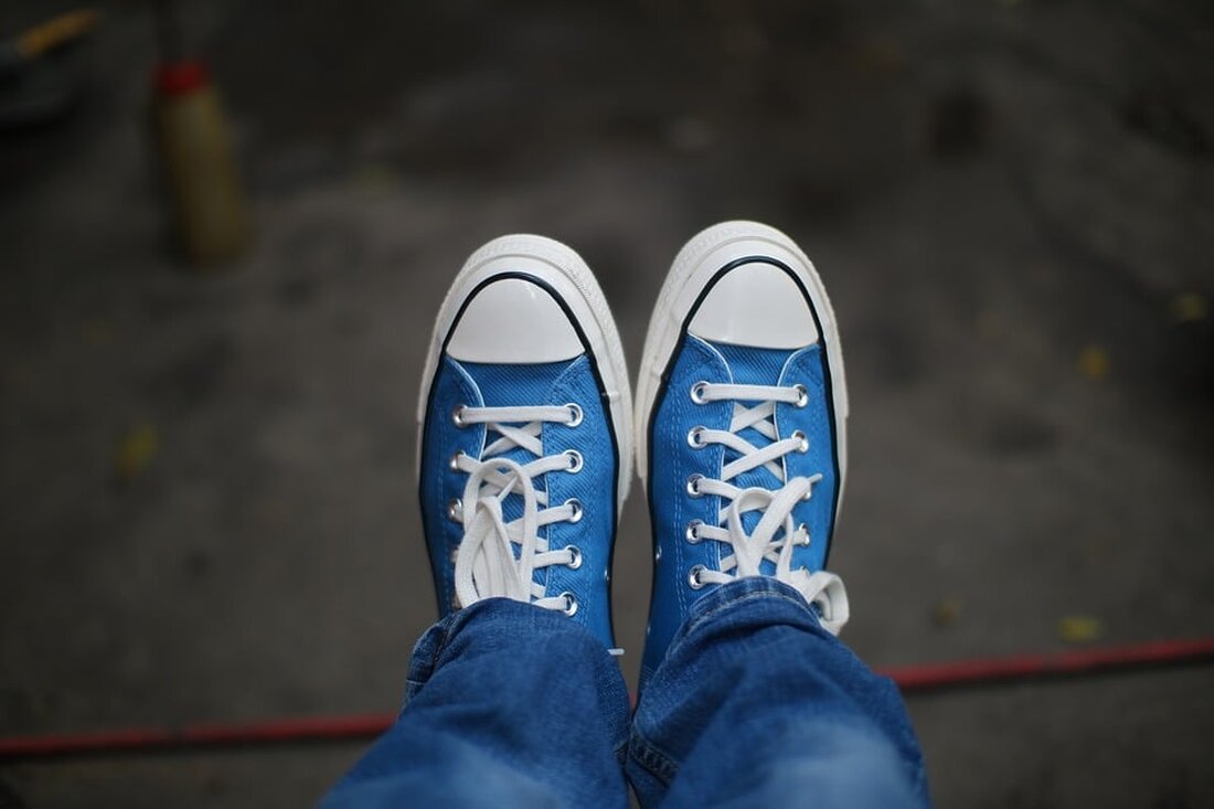 Lilienfeld setzt mit der Aktion „Rote Schuhe“ und der Fahne „frei leben ohne Gewalt“ ein starkes Zeichen gegen Gewalt an Frauen. Bürgermeister Aichberger betont die wichtige Null-Toleranz-Politik.