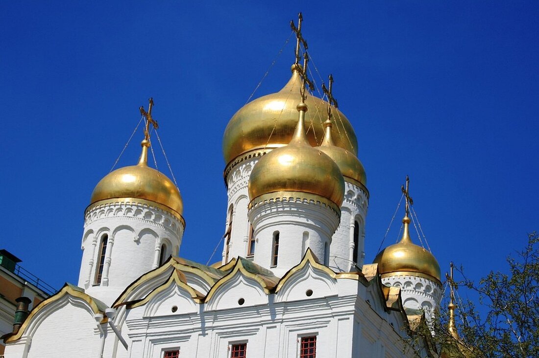 Russische Angriff auf Kiew nach Trump-Äußerungen zu fehlenden Fortschritten in Verhandlungen mit Putin. Acht Verletzte und massive Schäden in Wohngebieten. Aktuelle Entwicklungen im Ukraine-Konflikt.