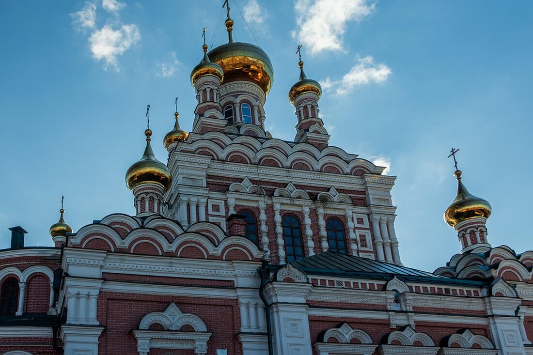 Russische Truppen dringen im Norden der Ukraine vor und nähern sich der Stadt Sumy. Die Situation eskaliert mit konstanten Angriffen und Evakuierungen. Aktuelle Entwicklungen und militärische Analysen.