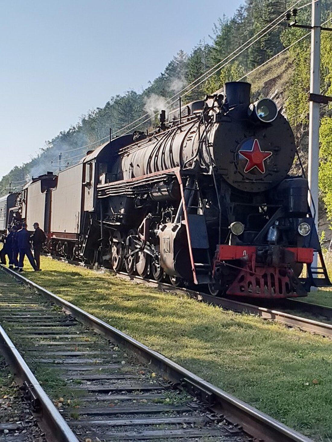 Russland führt einen intensiven Luftangriff auf Kiew durch, während die Angriffe im dritten Jahr des Krieges zunehmen. Mindestens 11 Verletzte und erheblicher Schaden an Gebäuden berichtet.