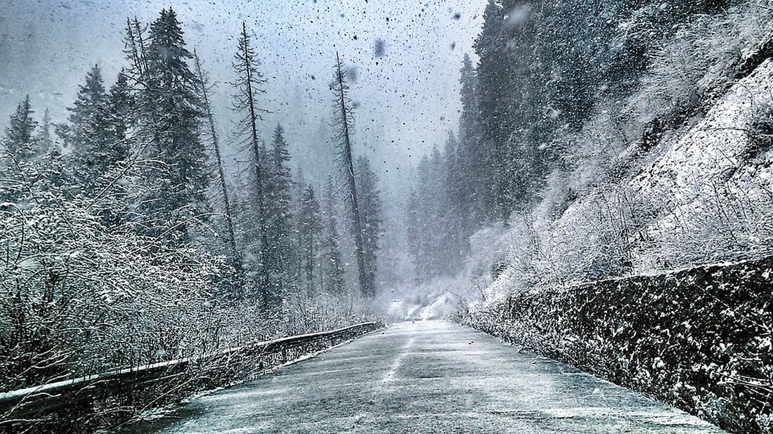 Schneefall zwingt zur Absage: Das Zweitligaspiel zwischen Austria Lustenau und SV Stripfing wird wegen widriger Wetterbedingungen nicht ausgetragen. Weitere Informationen zur Spielverlegung folgen.