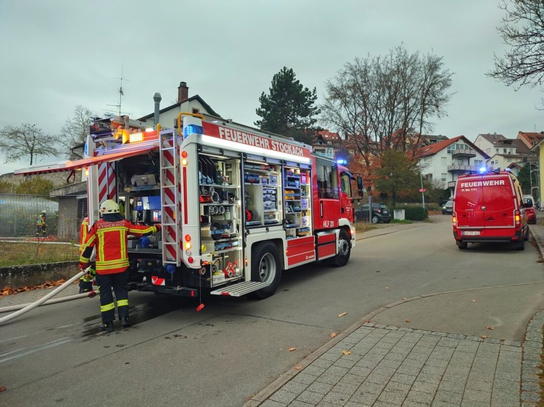 Feuerwehr Stockach kämpft am 18.11.2024 gegen Rauchentwicklung in leerstehendem Gebäude in der Dillstraße. Kleinbrand erfolgreich gelöscht.