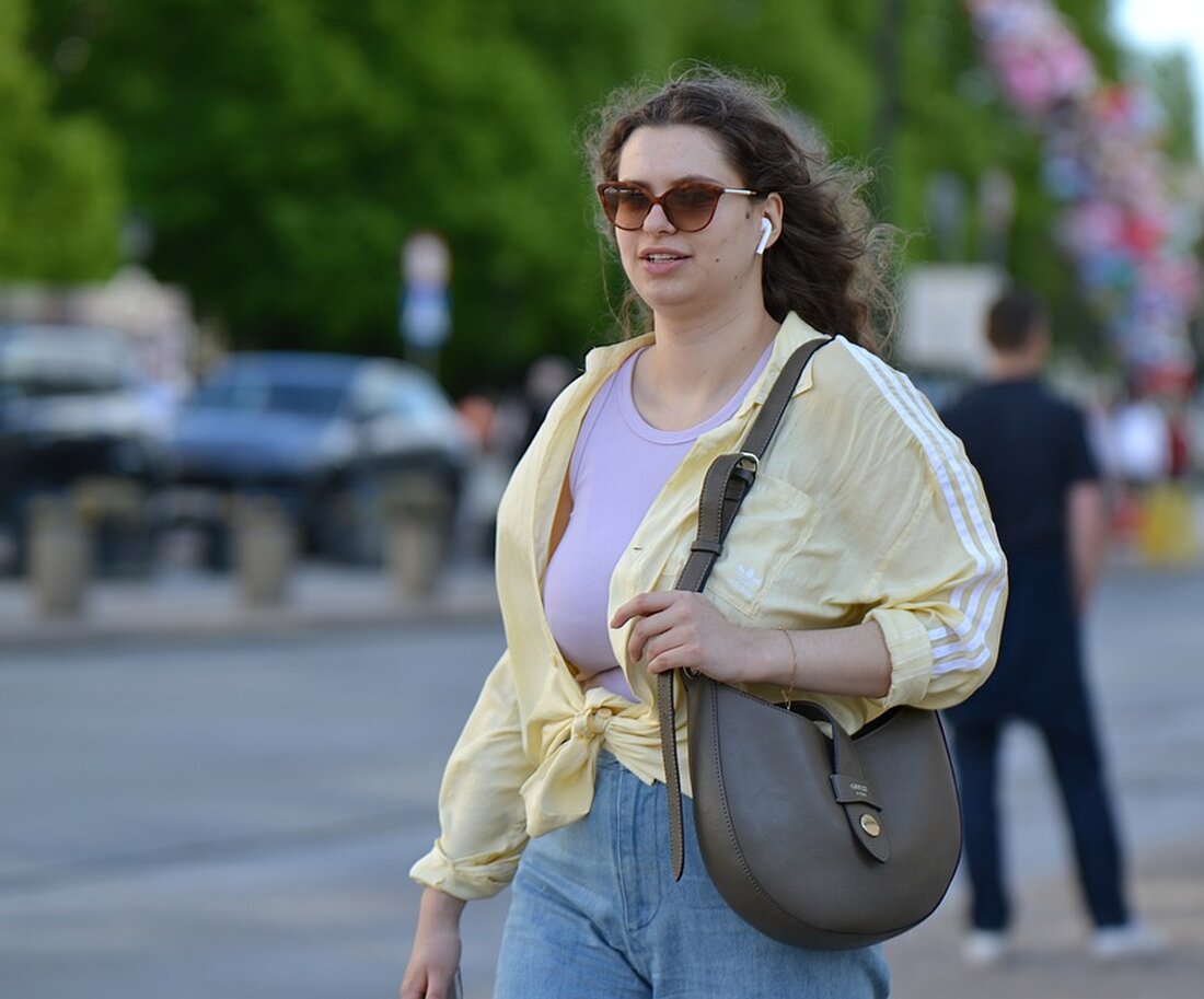 Einsatz der Feuerwehr Bremerhaven: Dramatischer Brand in einem Einfamilienhaus. Flammen und Rauch aus Erd- und Obergeschoss. Bewohner evakuiert, Nachbargebäude geschützt. Ermittlungen zur Brandursache laufen.