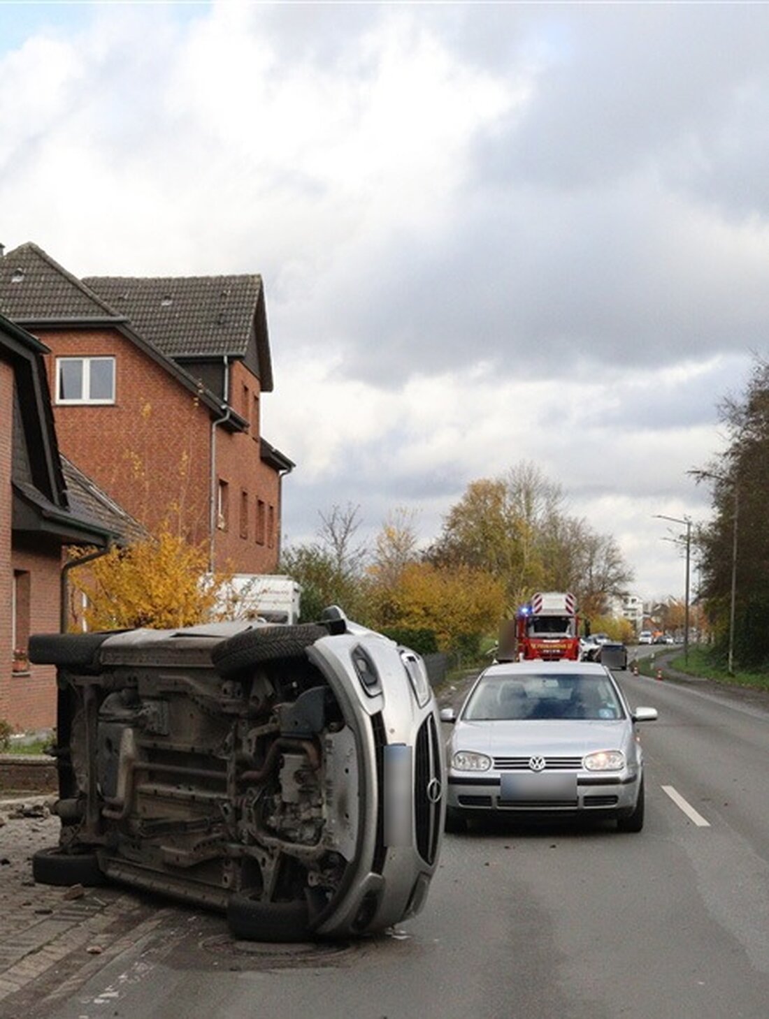 Ein Verkehrsunfall in Löhne: Ein 47-Jähriger prallt beim Abbiegen auf einen VW und schleudert gegen eine Mauer. Leichte Verletzungen.