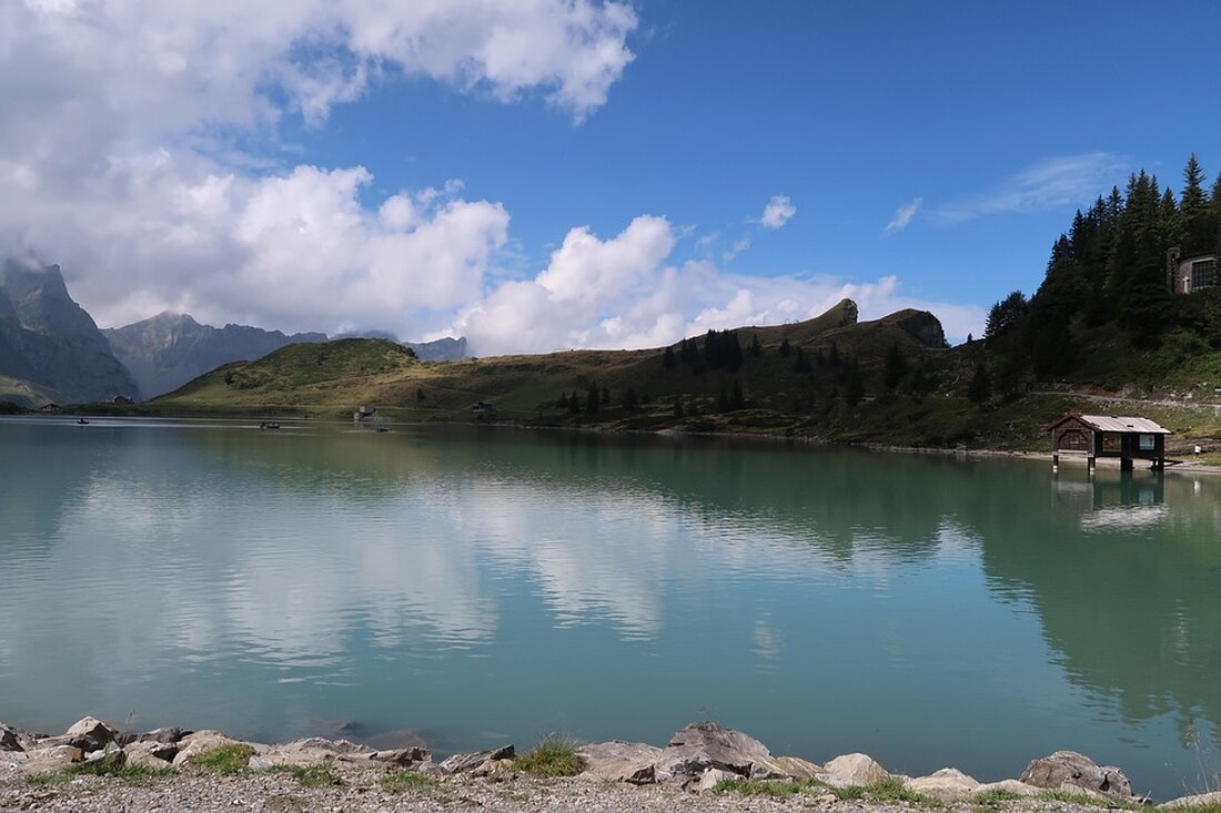 Nach dem Abbruch eines Gletschers in den Walliser Alpen wurde das evakuierte Dorf Blatten von Schlamm und Geröll begraben. Eine Person wird noch vermisst. Details zur dramatischen Lage.