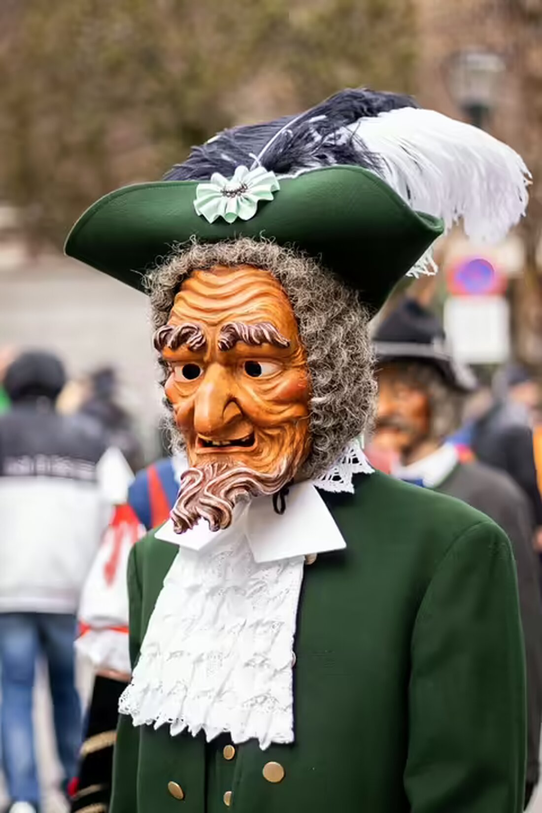 Ein schwerer Arbeitsunfall ereignete sich in einem Holzbetrieb in Imst, als sich Latten in die Hand und den Unterarm eines 64-Jährigen bohrten. Der Vorfall ereignete sich am Donnerstagabend.