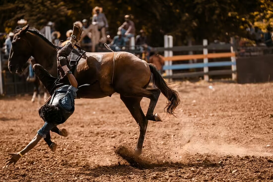 Ein Endurofahrer erlitt am Linsenberg bei einem Unfall schwere Verletzungen. Die Rettungshubschrauber-Bergung nach dem Sturz zeigt die Gefahren beim Motorradfahren im Gelände.