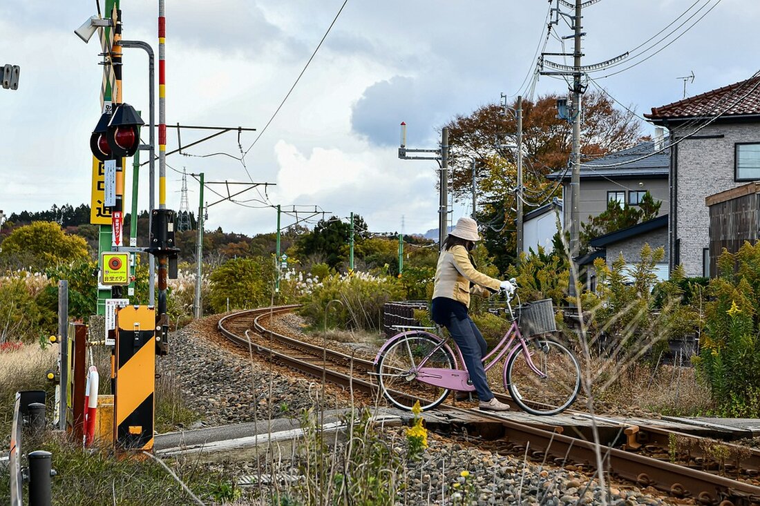 Schwerer Unfall auf einem Bahnübergang in Freistadt: Ein Pkw kollidierte mit einem Güterzug. Die Polizei ermittelt. Unklarheit über mögliche Verletzte. Details im Artikel.