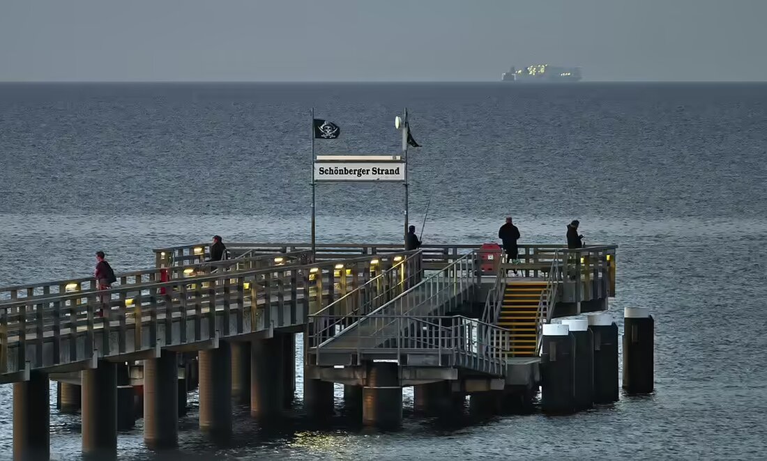 Ein Frontalzusammenstoß in Schönberg forderte sechs Verletzte. Ein italienischer Fahrer verursachte den Unfall aufgrund von Sekundenschlaf. Jetzt ermitteln die Behörden.