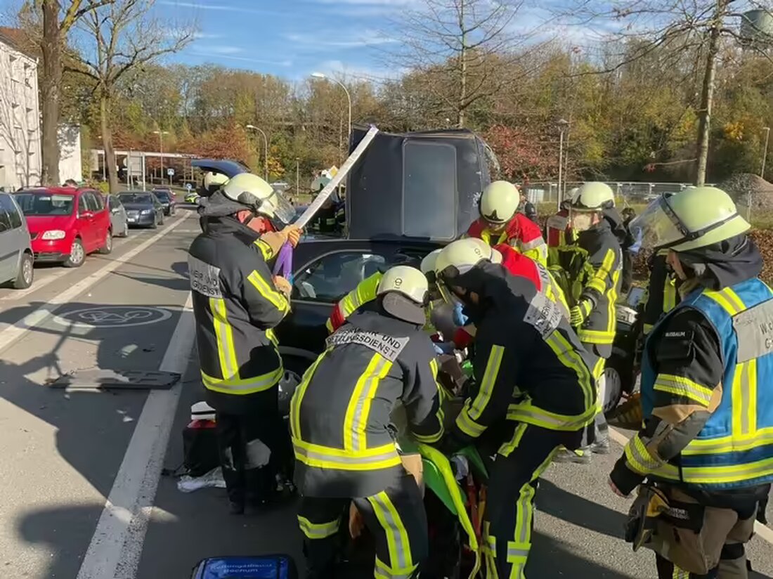 Schwerer Verkehrsunfall in Bochum-Hamme heute Mittag: Zwei PKW kollidierten, Feuerwehr rettete mehrere Verletzte. Polizei ermittelt.
