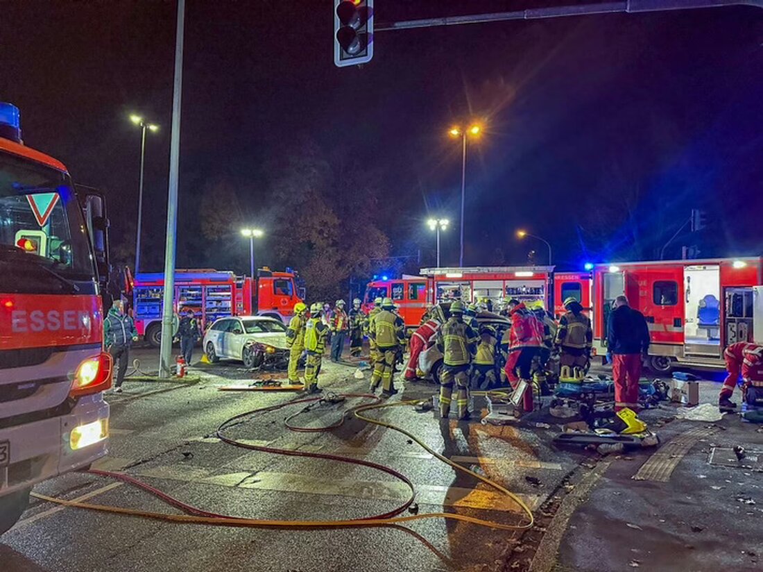 Schwerer Verkehrsunfall in Essen: Feuerwehr befreit zwei Insassen nach Kollision zwischen Skoda und Opel Corsa. fünf Verletzte.