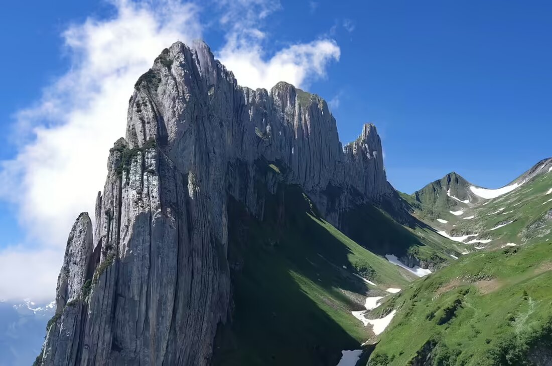 Am 11. November 2024 ereignete sich auf der B3 bei Saxen ein schwerer Frontalzusammenstoß mit drei Verletzten. Fahrer mussten aus ihren Fahrzeugen befreit werden. Unfallort gesperrt.