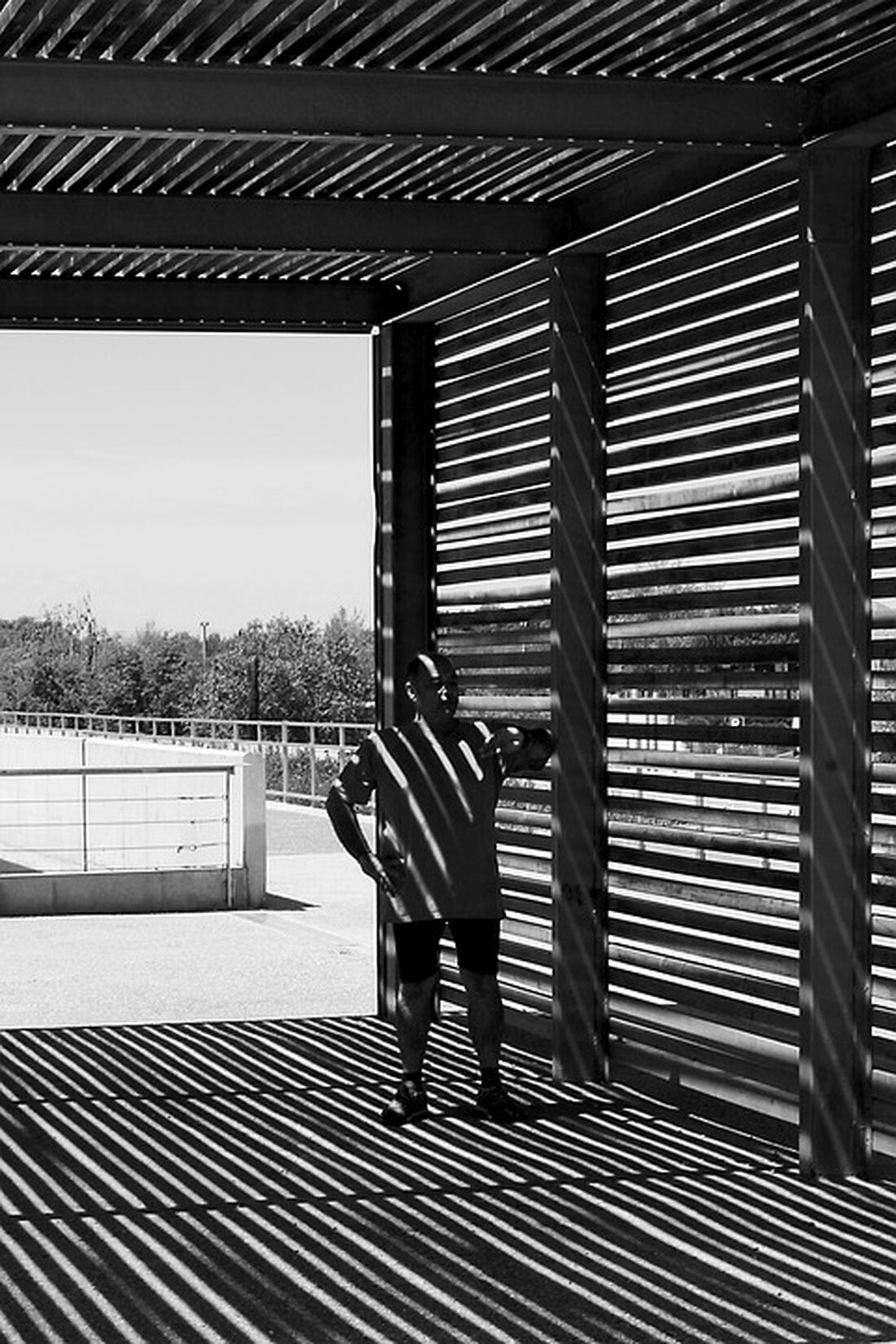 Ein 78-jähriger Demenzkranker stürzte in Gmunden nachts von seinem Balkon und verletzte sich schwer. Die Pflegerin fand ihn auf einer darunterliegenden Terrasse. Jetzt im Salzkammergut Klinikum.