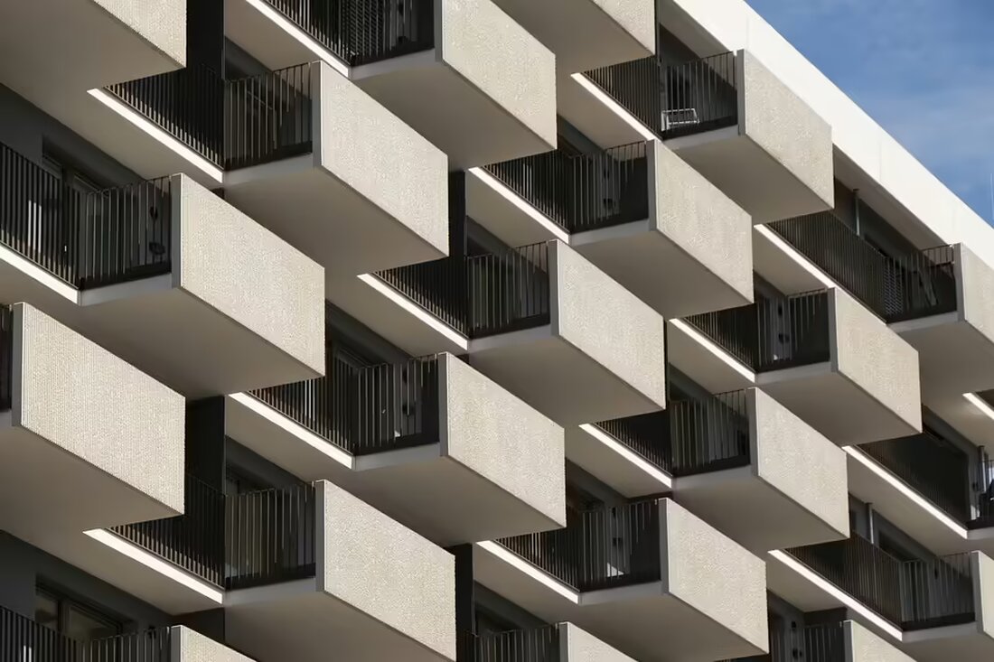 Die Seestadt im Norden steht vor Herausforderungen: Neue Bauten müssen auf die Fertigstellung der Stadtstraße und der S1-Spange warten. Erfahren Sie mehr über das Seecarré und seine Pläne.