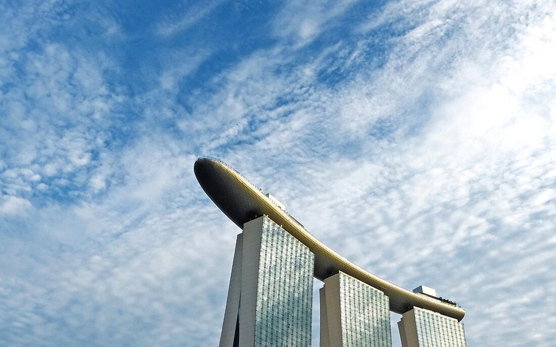 Singapur ist bekannt für seine beeindruckende Skyline, die seit der Eröffnung des Marina Bay Sands im Jahr 2011 durch drei 200 Meter hohe Wolkenkratzer geprägt wird. Diese Hochhäuser sind durch eine einzigartig gestaltete Skybridge miteinander verbunden, die an einem Boot erinnert, sowie durch einen der bekanntesten Infinity-Pools der Welt. Ein neues Wahrzeichen für Singapur Als &hellip;