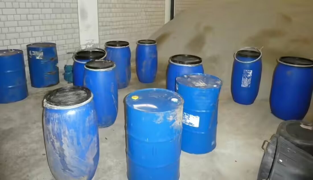 Unbekannte entsorgten illegal 12 Chemiefässer zwischen Schweighausen und Freiamt. Polizei sucht Zeugen zur Herkunft.