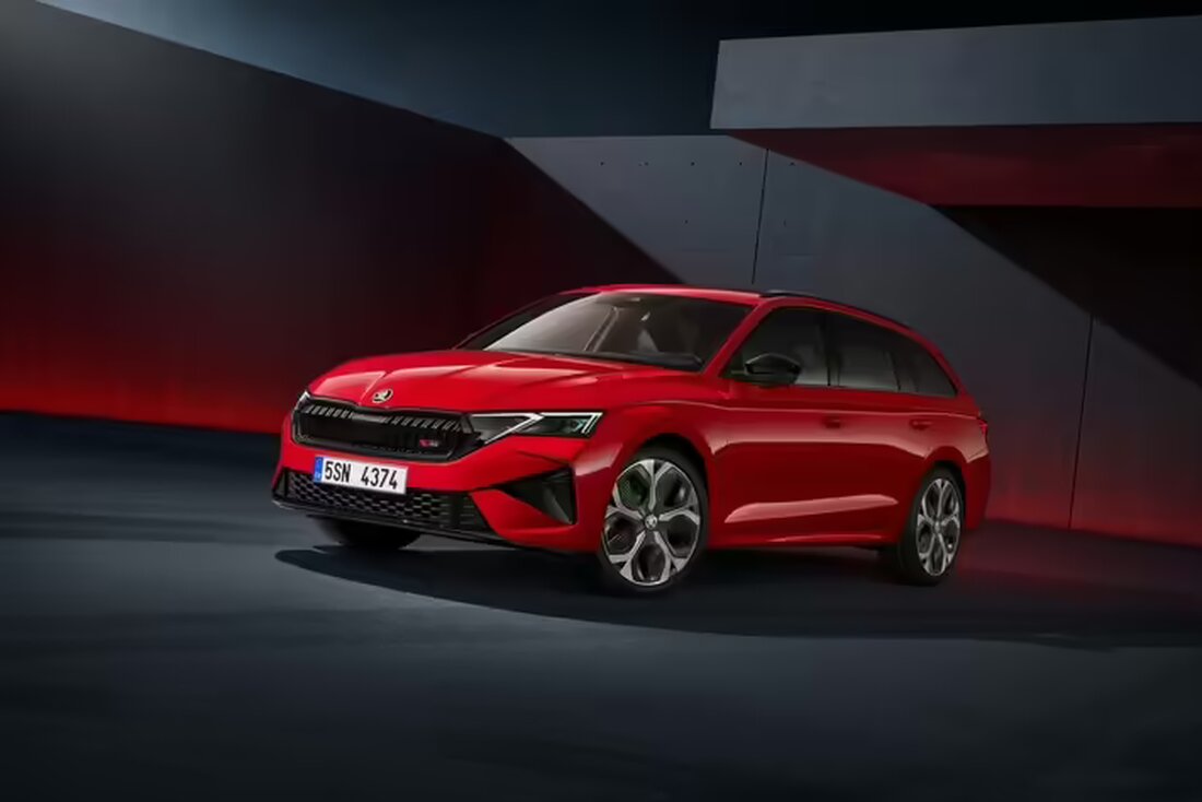 Der Škoda Octavia Combi RS gewinnt das Goldene Lenkrad 2024 in der Mittelklasse und überzeugt mit dynamischem Fahrverhalten und Komfort.