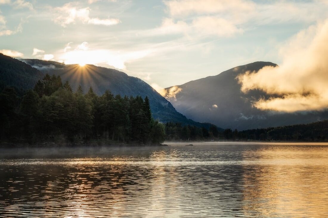 Entdecken Sie die beeindruckenden Dämmerungsfotos von Christian Strach aus Münzbach! Diese wunderschönen Aufnahmen von Sonnenaufgang und -untergang zeigen die malerische Kulisse unserer Region.