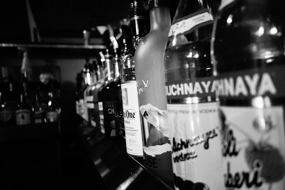 Stoli Group USA, bekannt für seine Vodka-Marke, hat Insolvenz angemeldet. Finanzielle Schwierigkeiten, ein Cyberangriff und rechtliche Probleme prägen die außergewöhnliche Situation.
